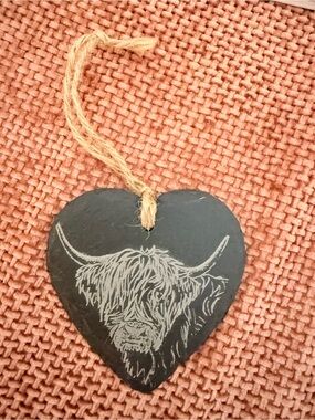 Source Unknown Black Heart Slate Ornament with Highland Cow Design